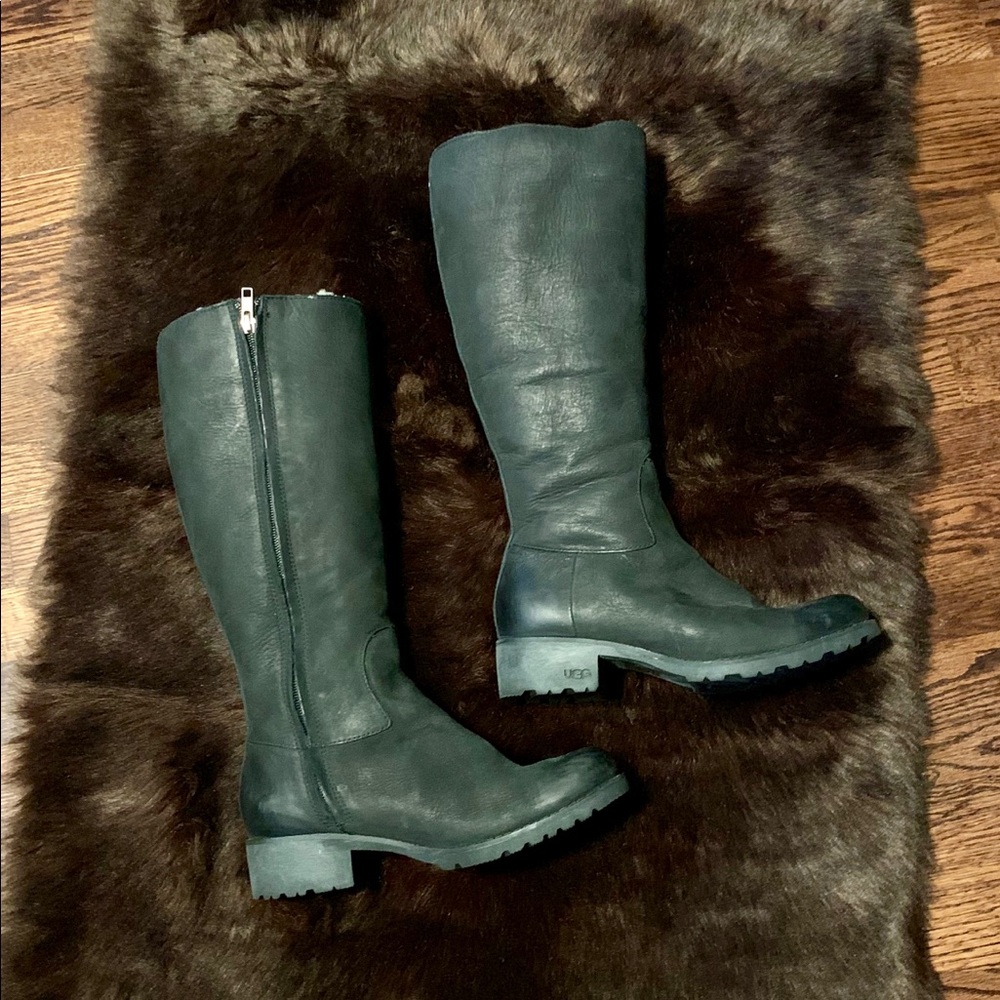 Ugg Black suede sherpa lined boot sz 8
